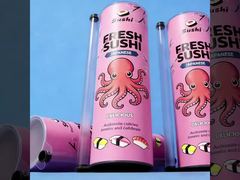 spingere verso l'alto il tubo di carta per sushi con salsa di soia